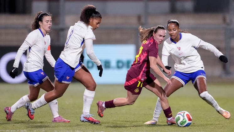 v li Judith Coquet France, 18 , Julie Swierot France, 8 , Marie Steiner Germany, 17 , Shana Chossenotte France, 21 , duel, duel, tackle, tackling, dynamics, action, action, 01 12 2025, Frankfurt am Main Germany , football, international match, U23 women, Germany France, DFB DFL REGULATIONS PROHIBIT ANY USE OF PHOTOGRAPHS AS IMAGE SEQUENCES AND OR QUASI VIDEO xozx