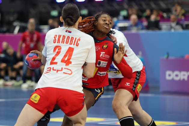 GER, Dortmund, 27th Wommens World Championship 2025, Main Round, Group II 1 Round Spain ESP vs Serbia SRB 02 12 2025, Westfalenhalle, Dortmund, GER, Dortmund, 27th Wommens World Championship 2025, Main Round, Group II 1 Round Spain ESP vs Serbia SRB , pictured Daniela Patricia SO DELGADO PINTO ESP 27 , in a duel against Jovana Skrobić SRB 24 , Dragana Cvijić SRB 72 , nordphotoxGmbHx xMeuter nph00351