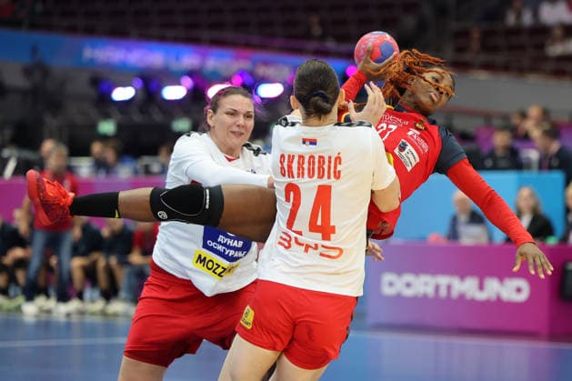 GER, Dortmund, 27th Wommens World Championship 2025, Main Round, Group II 1 Round Spain ESP vs Serbia SRB 02 12 2025, Westfalenhalle, Dortmund, GER, Dortmund, 27th Wommens World Championship 2025, Main Round, Group II 1 Round Spain ESP vs Serbia SRB , pictured Daniela Patricia SO DELGADO PINTO ESP 27 , in a duel against Jovana Skrobić SRB 24 , Dragana Cvijić SRB 72 , nordphotoxGmbHx xMeuter nph00351