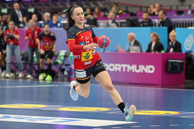GER, Dortmund, 27th Wommen s World Championship, WM, Weltmeisterschaft 2025, Hauptrunde Main Round, Gruppe II 1. Runde: Spanien (ESP) vs. Serbien (SRB) 02.12.2025, Westfalenhalle, Dortmund, GER, Dortmund, 27th Wommen s World Championship 2025, Hauptrunde Main Round, Gruppe II 1. Runde: Spanien (ESP) vs. Serbien (SRB) , im Bild: Maddi BENGOETXEA ERRIONDO (ESP 73), Einzelaktion, Ganzkörper Ganzkoerper, Ball in der Hand nordphotoxGmbHx xMeuter nph00351