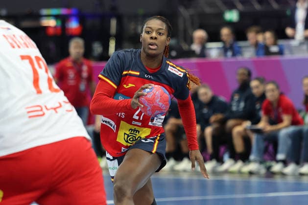 GER, Dortmund, 27th Wommens World Championship 2025, Main Round, Group II 1 Round Spain ESP vs Serbia SRB 02 12 2025, Westfalenhalle, Dortmund, GER, Dortmund, 27th Wommens World Championship 2025, Main Round, Group II 1 Round Spain ESP vs Serbia SRB , pictured Daniela Patricia SO DELGADO PINTO ESP 27 , single action, full body whole body, ball, nordphotoxGmbHx xMeuter nph00351