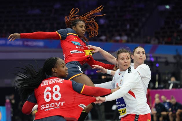 GER, Dortmund, 27th Wommens World Championship 2025, Main Round, Group II 1 Round Spain ESP vs Serbia SRB 02 12 2025, Westfalenhalle, Dortmund, GER, Dortmund, 27th Wommens World Championship 2025, Main Round, Group II 1 Round Spain ESP vs Serbia SRB , in the picture Daniela Patricia SO DELGADO PINTO ESP 27 , is attacked in the air nordphotoxGmbHx xMeuter nph00351