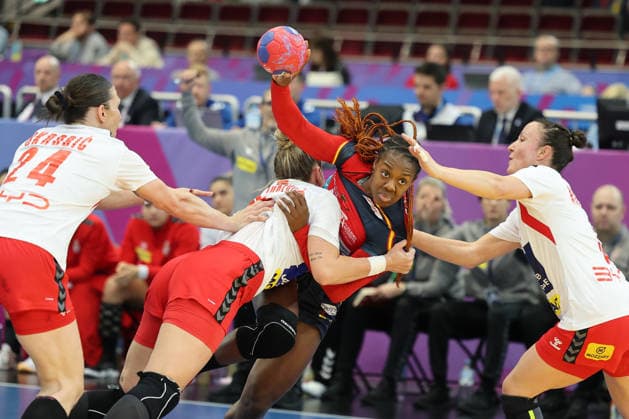 GER, Dortmund, 27th Wommens World Championship 2025, Main Round, Group II 1 Round Spain ESP vs Serbia SRB 02 12 2025, Westfalenhalle, Dortmund, GER, Dortmund, 27th Wommens World Championship 2025, Main Round, Group II 1 Round Spain ESP vs Serbia SRB , pictured Daniela Patricia SO DELGADO PINTO ESP 27 , is attacked by AnÄela JanjuÅ¡ević SRB 15 , Katarina Krpez Slezak SRB 3 , . nordphotoxGmbHx xMeuter nph00351