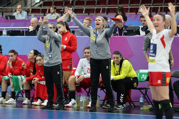 GER, Dortmund, 27th Wommens World Championship 2025, Main Round, Group II 1 Round Spain ESP vs Serbia SRB 02 12 2025, Westfalenhalle, Dortmund, GER, Dortmund, 27th Wommens World Championship 2025, Main Round, Group II 1 Round Spain ESP vs Serbia SRB , pictured the Spanish bench complaining Martin Ambros Coach ESP , re nordphotoxGmbHx xMeuter nph00351