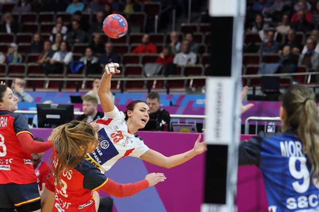 GER, Dortmund, 27th Wommens World Championship 2025, Main Round, Group II 1 Round Spain ESP vs Serbia SRB 02 12 2025, Westfalenhalle, Dortmund, GER, Dortmund, 27th Wommens World Championship 2025, Main Round, Group II 1 Round Spain ESP vs Serbia SRB , in the picture Teodora Velickovic SRB 33 , in a duel against Paula ARCOS POVEDA ESP 23 , nordphotoxGmbHx xMeuter nph00351
