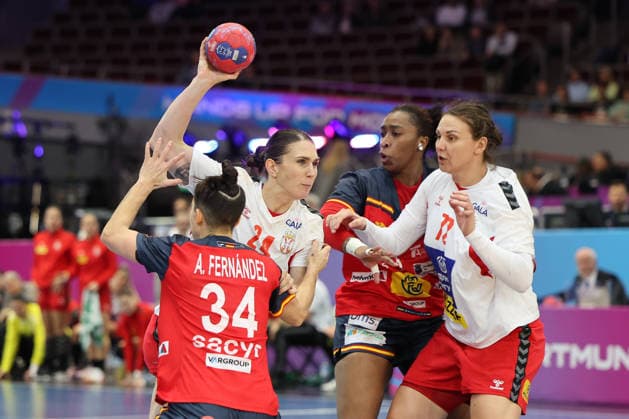 GER, Dortmund, 27th Wommens World Championship 2025, Main Round, Group II 1 Round Spain ESP vs Serbia SRB 02 12 2025, Westfalenhalle, Dortmund, GER, Dortmund, 27th Wommens World Championship 2025, Main Round, Group II 1 Round Spain ESP vs Serbia SRB , pictured Jovana Skrobić SRB 24 , in a duel against Alicia FERNANDEZ FRAGA ESP 34 , nordphotoxGmbHx xMeuter nph00351