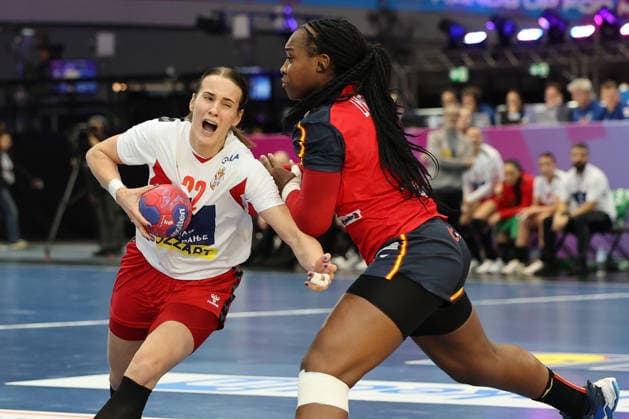 GER, Dortmund, 27th Wommens World Championship 2025, Main Round, Group II 1 Round Spain ESP vs Serbia SRB 02 12 2025, Westfalenhalle, Dortmund, GER, Dortmund, 27th Wommens World Championship 2025, Main Round, Group II 1 Round Spain ESP vs Serbia SRB , pictured Jovana Jovović SRB 22 , in a duel against Lyndie TCHAPTCHET DEFO ESP 68 , nordphotoxGmbHx xMeuter nph00351