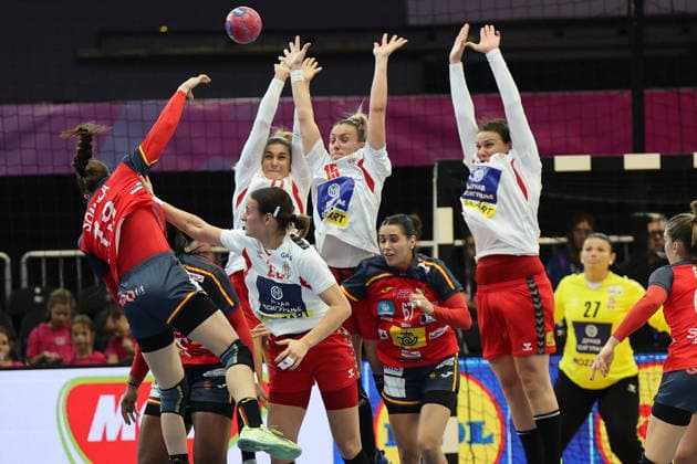 GER, Dortmund, 27th Wommen s World Championship, WM, Weltmeisterschaft 2025, Hauptrunde Main Round, Gruppe II 1. Runde: Spanien (ESP) vs. Serbien (SRB) 02.12.2025, Westfalenhalle, Dortmund, GER, Dortmund, 27th Wommen s World Championship 2025, Hauptrunde Main Round, Gruppe II 1. Runde: Spanien (ESP) vs. Serbien (SRB) , im Bild: Ester SOMAZA BOSCH (ESP 19), wirft ueber den Block nordphotoxGmbHx xMeuter nph00351