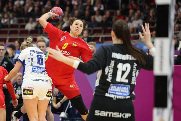 GER, Dortmund, 27th Wommen s World Championship 2025, Main Round, Group II 1 Round Iceland Iceland ISL vs Montenegro MNE 02 12 2025, Westfalenhalle, Dortmund, GER, Dortmund, 27th Wommen s World Championship 2025, Main Round, Group II 1 Round Iceland Iceland ISL vs Montenegro MNE , in the picture Durdina JAUKOVIÄÜ MNE 9 , in a duel against Hafdis Renötudottir Goalkeeper ISL 12 , nordphotoxGmbHx xMeuter nph00351