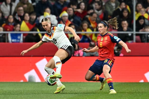 Madrid, Estadio Metropolitano, 02 12 25, ESP, Women, UEFA Women s Nations Leaugue, Final 2025, Spain Germany Image duel, duel, duel, tackle, tackling, dynamics, action, Klara Bühl Germany,19 Mariona Caldentey Spain , Spain, 8 UEFA regulations prohibit any use of photographs as image sequences and or quasi video Madrid Spain
