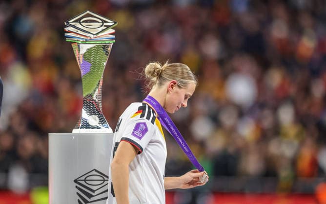 ESP, Madrid, Spain vs Germany, international match, football, UEFA, 2025 2026 season, Womens Nations League, Riyadh Air Metropolitano, final in picture Disappointment for Germany after defeat to Spain in Nations League final, Klara Bühl Germany 19 DFB DFL REGULATIONS PROHIBIT ANY USE OF PHOTOGRAPHS AS IMAGE SEQUENCES AND OR QUASI VIDEO, 02 12 2025 Copyright: HMBxMedia HendrikxHamelau