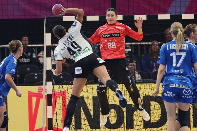 GER, Dortmund, 27th Wommen s World Championship 2025, Main Round, Group II 1 Round Germany GER vs Faroe Islands Faroe Icland FRO 02 12 2025, Westfalenhalle, Dortmund, GER, Dortmund, 27th Wommen s World Championship 2025, Main Round, Group II 1 Round Germany Germany GER vs Faroe Islands Faroe Icland FRO , pictured 7 meters Aimà e von Pereira Ger 49 , vs Rakul WARDUM FRO 88 , nordphotoxGmbHx xMeuter nph00351