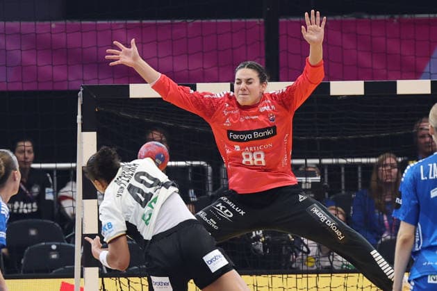GER, Dortmund, 27th Wommen s World Championship 2025, Main Round, Group II 1 Round Germany GER vs Faroe Islands Faroe Icland FRO 02 12 2025, Westfalenhalle, Dortmund, GER, Dortmund, 27th Wommen s World Championship 2025, Main Round, Group II 1 Round Germany Germany GER vs Faroe Islands Faroe Icland FRO , pictured 7 meters Aimà e von Pereira Ger 49 , vs Rakul WARDUM FRO 88 , nordphotoxGmbHx xMeuter nph00351