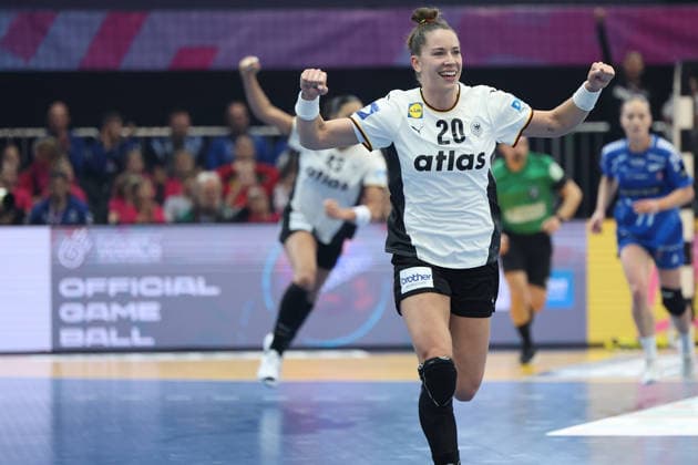 GER, Dortmund, 27th Wommen s World Championship 2025, Main Round, Group II 1 Round Germany Germany GER vs Faroe Islands Faroe Icland FRO 02 12 2025, Westfalenhalle, Dortmund, GER, Dortmund, 27th Wommen s World Championship 2025, Main Round, Group II 1 Round Germany Germany GER vs Faroe Islands Faroe Icland FRO , pictured Goal cheer cheer cheer cheer, Emily Vogel Ger 20 , nordphotoxGmbHx xMeuter nph00351