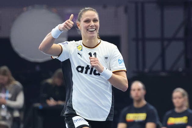 GER, Dortmund, 27th WommenÂs World Championship 2025, Main Round, Group II 1 Round Germany Germany GER vs Faroe Islands Faroe Icland FRO 02 12 2025, Westfalenhalle, Dortmund, GER, Dortmund, 27th WommenÂs World Championship 2025, Main Round, Group II 1 Round Germany Germany GER vs Faroe Islands Faroe Icland FRO , pictured Goal Cheer Cheer Cheer Cheer, Xenia Smits Ger 11 , nordphotoxGmbHx xMeuter nph00351