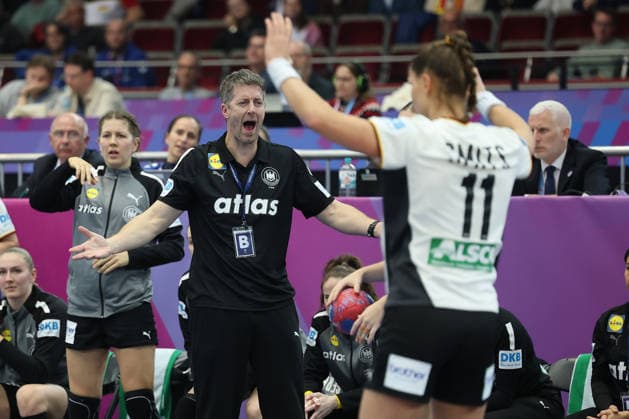 GER, Dortmund, 27th Wommens World Championship 2025, Main Round, Group II 1 Round Germany Germany GER vs Faroe Islands Faroe Icland FRO 02 12 2025, Westfalenhalle, Dortmund, GER, Dortmund, 27th Wommens World Championship 2025, Main Round, Group II 1 Round Germany Germany GER vs Faroe Islands Faroe Icland FRO , in the picture Markus Gaugisch gets excited nordphotoxGmbHx xMeuter nph00351