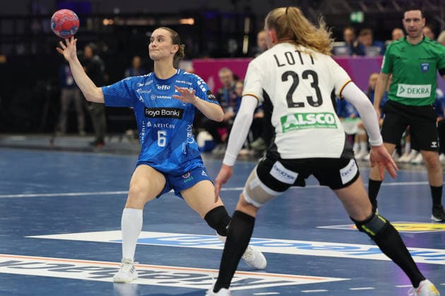 GER, Dortmund, 27th Wommens World Championship 2025, Main Round, Group II 1 Round Germany Germany GER vs Faroe Islands Faroe Icland FRO 02 12 2025, Westfalenhalle, Dortmund, GER, Dortmund, 27th Wommens World Championship 2025, Main Round, Group II 1 Round Germany Germany GER vs Faroe Islands Faroe Icland FRO , in the picture Marita MORTENSEN FRO 6 , with the ball is ready for the throw nordphotoxGmbHx xMeuter nph00351