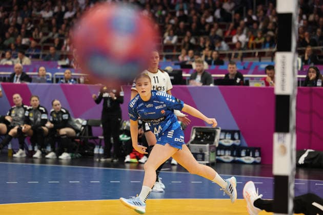 GER, Dortmund, 27th Wommens World Championship 2025, Main Round, Group II 1 Round Germany Germany GER vs Faroe Islands Faroe Icland FRO 02 12 2025, Westfalenhalle, Dortmund, GER, Dortmund, 27th Wommens World Championship 2025, Main Round, Group II 1 Round Germany Germany GER vs Faroe Islands Faroe Icland FRO , in the picture this is the moment every photographer fears just before the ball lands on the head nordphotoxGmbHx xMeuter nph00351