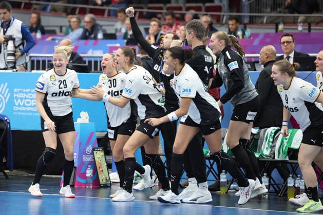 GER, Dortmund, 27th Wommen s World Championship 2025, Main Round Main Round, Group II 1 Round Germany Germany GER vs Faroe Islands Faroe Icland FRO 02 12 2025, Westfalenhalle, Dortmund, GER, Dortmund, 27th Wommen s World Championship 2025, Main Round Main Round, Group II 1 Round Germany Germany GER vs Faroe Islands Faroe Icland FRO , in the picture the German ladies are happy about the victory Antje Döll Ger 29 , Jenny Behrend Ger 30 , Xenia Smits Ger 11 , Lisa Antl Ger 9 , Aimà e von Pereira Ger 49 , Markus Gaugisch Coach nordphotoxGmbHx xMeuter nph00351