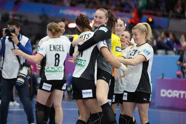GER, Dortmund, 27th Wommen s World Championship 2025, Main Round, Group II 1 Round Germany Germany GER vs Faroe Islands Faroe Icland FRO 02 12 2025, Westfalenhalle, Dortmund, GER, Dortmund, 27th Wommen s World Championship 2025, Main Round, Group II 1 Round Germany Germany GER vs Faroe Islands Faroe Icland FRO , in the picture the German ladies are happy about the victory Antje Döll Ger 29 , Jenny Behrend Ger 30 , Xenia Smits Ger 11 , Lisa Antl Ger 9 , Aimà e von Pereira Ger 49 , Markus Gaugisch Coach, Julia Maidhof Ger 27 , Annika Lott Ger 23 , Marie Vogel Ger 14 , Aimà e von Pereira Ger 49 , Nina Engel Ger 8 , nordphotoxGmbHx xMeuter nph00351