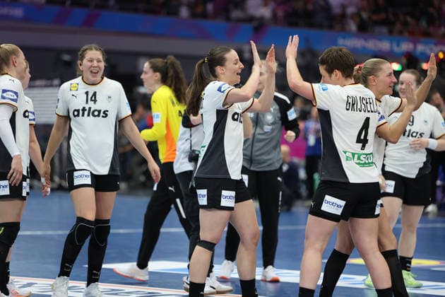 GER, Dortmund, 27th Wommen s World Championship 2025, Main Round, Group II 1 Round Germany Germany GER vs Faroe Islands Faroe Icland FRO 02 12 2025, Westfalenhalle, Dortmund, GER, Dortmund, 27th Wommen s World Championship 2025, Main Round, Group II 1 Round Germany Germany GER vs Faroe Islands Faroe Icland FRO , in the picture the German ladies are happy about the victory Antje Döll Ger 29 , Jenny Behrend Ger 30 , Xenia Smits Ger 11 , Lisa Antl Ger 9 , Aimà e von Pereira Ger 49 , Markus Gaugisch Coach, Julia Maidhof Ger 27 , Annika Lott Ger 23 , Marie Vogel Ger 14 , Aimà e von Pereira Ger 49 , Nina Engel Ger 8 , Alina Grijseels Ger 4 , nordphotoxGmbHx xMeuter nph00351