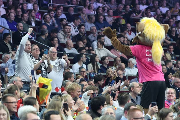 GER, Dortmund, 27th Wommen s World Championship 2025, Main Round, Group II 1 Round Germany Germany GER vs Faroe Islands Faroe Icland FRO 02 12 2025, Westfalenhalle, Dortmund, GER, Dortmund, 27th Wommen s World Championship 2025, Main Round, Group II 1 Round Germany Germany GER vs Faroe Islands Faroe Icland FRO , in the picture German fans and mascots nordphotoxGmbHx xMeuter nph00351