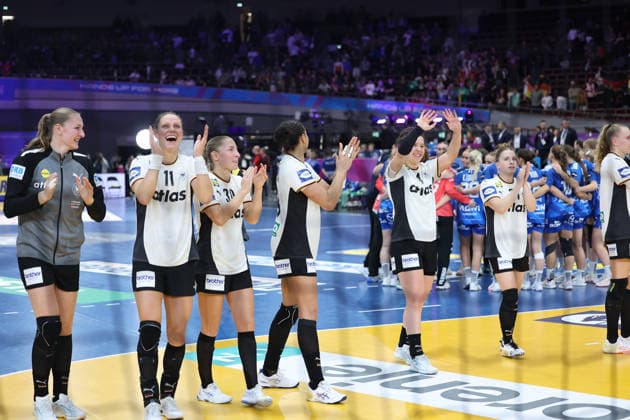 GER, Dortmund, 27th Wommen s World Championship 2025, Main Round Main Round, Group II 1 Round Germany Germany GER vs Faroe Islands Faroe Icland FRO 02 12 2025, Westfalenhalle, Dortmund, GER, Dortmund, 27th Wommen s World Championship 2025, Main Round Main Round, Group II 1 Round Germany Germany GER vs Faroe Islands Faroe Icland FRO , in the picture the German women say goodbye to the spectators Xenia Smits Ger 11 , Jenny Behrend Ger 30 , Aimà e von Pereira Ger 49 , Alina Grijseels Ger 4 , Julia Maidhof Ger 27 , nordphotoxGmbHx xMeuter nph00351
