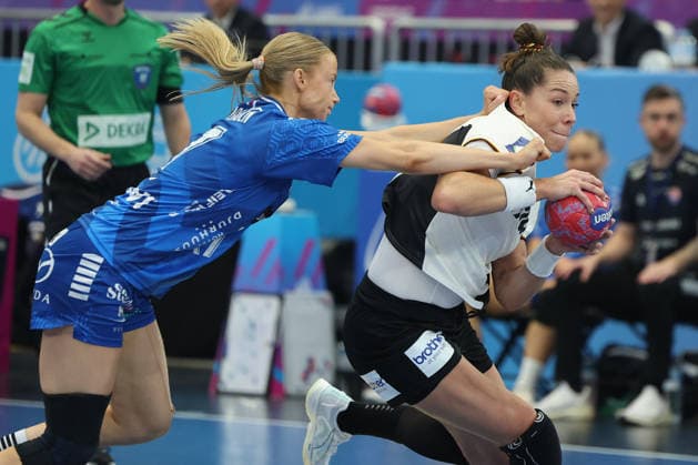 GER, Dortmund, 27th Wommens World Championship 2025, Main Round, Group II 1 Round Germany GER vs Faroe Islands Faroe Icland FRO 02 12 2025, Westfalenhalle, Dortmund, GER, Dortmund, 27th Wommens World Championship 2025, Main Round, Group II 1 Round Germany Germany GER vs Faroe Islands Faroe Icland FRO , pictured Emily Vogel Ger 20 , in a duel against Liv ZACHARIASEN FRO 17 , nordphotoxGmbHx xMeuter nph00351