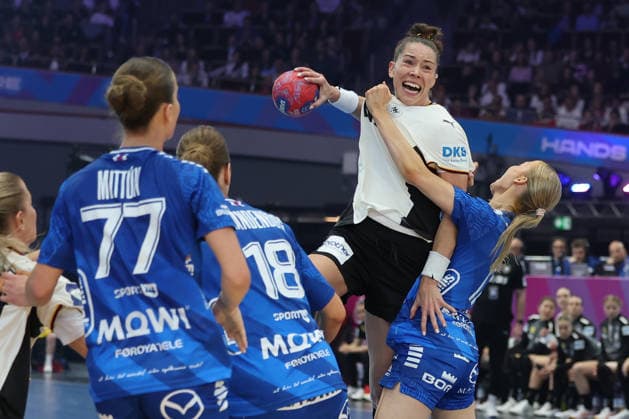 GER, Dortmund, 27th Wommens World Championship 2025, Main Round, Group II 1 Round Germany GER vs Faroe Islands Faroe Icland FRO 02 12 2025, Westfalenhalle, Dortmund, GER, Dortmund, 27th Wommens World Championship 2025, Main Round, Group II 1 Round Germany Germany GER vs Faroe Islands Faroe Icland FRO , pictured Emily Vogel Ger 20 , in a duel against Liv ZACHARIASEN FRO 17 , nordphotoxGmbHx xMeuter nph00351