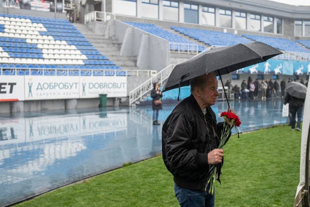 Kyiv bids farewell to a football player and coach Volodymyr Muntian KYIV, UKRAINE - DECEMBER 03: Kyiv residents attend a farewell ceremony for Ukrainian football player and a coach Volodymyr Muntian at a Valerii Lobanovskyi stadium in Kyiv, Ukraine on December 03, 2025. He became champion of the USSR seven times, which is a record in Soviet football (apart from him, Oleg Blokhin also won the USSR championship seven times). He won the USSR Cup twice, was the winner of the UEFA Cup Winners Cup and the UEFA Super Cup, and participated in the 1970 World Cup. After retiring as a player, he coached Ukrainian and foreign football clubs, and under his leadership, the Guinea national team, Nationalteam reached the final stage of the 1998 African Cup of Nations. Volodymyr Muntian passed away at the age of 79 on December 1. Danylo Antoniuk Anadolu Kyiv Ukraine. Editorial use only. Please get in touch for any other usage. Copyright: x2025xAnadoluxDanyloxAntoniukx