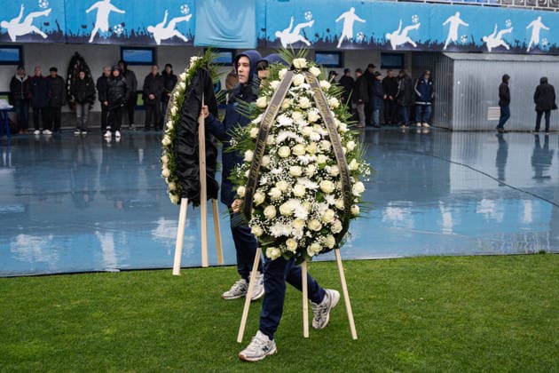 Kyiv bids farewell to a football player and coach Volodymyr Muntian KYIV, UKRAINE - DECEMBER 03: Kyiv residents attend a farewell ceremony for Ukrainian football player and a coach Volodymyr Muntian at a Valerii Lobanovskyi stadium in Kyiv, Ukraine on December 03, 2025. He became champion of the USSR seven times, which is a record in Soviet football (apart from him, Oleg Blokhin also won the USSR championship seven times). He won the USSR Cup twice, was the winner of the UEFA Cup Winners Cup and the UEFA Super Cup, and participated in the 1970 World Cup. After retiring as a player, he coached Ukrainian and foreign football clubs, and under his leadership, the Guinea national team, Nationalteam reached the final stage of the 1998 African Cup of Nations. Volodymyr Muntian passed away at the age of 79 on December 1. Danylo Antoniuk Anadolu Kyiv Ukraine. Editorial use only. Please get in touch for any other usage. Copyright: x2025xAnadoluxDanyloxAntoniukx