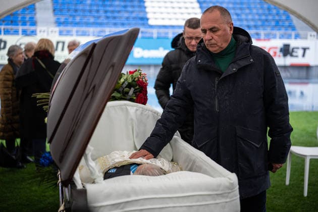 Kyiv bids farewell to a football player and coach Volodymyr Muntian KYIV, UKRAINE - DECEMBER 03: Kyiv residents attend a farewell ceremony for Ukrainian football player and a coach Volodymyr Muntian at a Valerii Lobanovskyi stadium in Kyiv, Ukraine on December 03, 2025. He became champion of the USSR seven times, which is a record in Soviet football (apart from him, Oleg Blokhin also won the USSR championship seven times). He won the USSR Cup twice, was the winner of the UEFA Cup Winners Cup and the UEFA Super Cup, and participated in the 1970 World Cup. After retiring as a player, he coached Ukrainian and foreign football clubs, and under his leadership, the Guinea national team, Nationalteam reached the final stage of the 1998 African Cup of Nations. Volodymyr Muntian passed away at the age of 79 on December 1. Danylo Antoniuk Anadolu Kyiv Ukraine. Editorial use only. Please get in touch for any other usage. Copyright: x2025xAnadoluxDanyloxAntoniukx