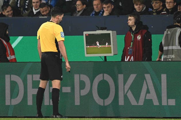 Referee Florian BADSTUEBNER, Videobeweis, Koelner Keller, VAR, Video Assistant Referee, Videoschiedsrichter, Fußball, DFB Pokal, Achtelfinale, Round of 16, VfL Bochum BO VfB Stuttgart S am 03 12 2025, Vonovia Ruhrstadion Bochum Deutschland DFL regulations prohibit any use of photographs as image sequences and or quasi video Â