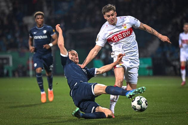 Germany, Football, DFB Cup, 2025 2026, VfL Bochum vs VfB Stuttgart, 03 12 2025, Vonovia Ruhrstadion, Bochum, Germany, Noah Loosli VfL Bochum, 20 clears in front of Ramon Hendriks VfB Stuttgart, 3 Copyright: xMarkusxVerwimpx