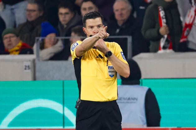 Referee Harm Osmers gives penalty , Germany, Football, DFB Pokal, Round of 16, 2025 2026, SC Freiburg vs SV Darmstadt 98, 03 12 2025, Europa Park Stadion , Freiburg im Breisgau, Germany Freiburg im Breisgau Europa Park Stadion Baden Wuerttemberg Germany Copyright: xGrantxHubbsx