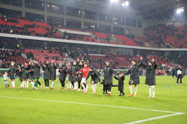03 12 2025, xrekx, Fußball DFB Pokal 1 8 Finale, SC Freiburg SV Darmstadt 98 v l Freiburger Mannschaft Mannschaft, Spieler, jubeln nach Spielende, Team, Player, celebrate at the end of the match Fans ,Stimmung, Schals, Trikot, Fahne, Banner, Ultras, Zuschauer, Besucher, Choreo, Choreografie, atmosphere, spectators, Visitors DFL DFB REGULATIONS PROHIBIT ANY USE OF PHOTOGRAPHS as IMAGE SEQUENCES and or QUASI VIDEO Freiburg