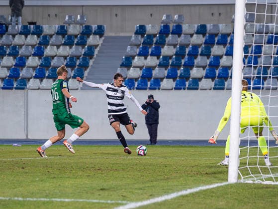Mike Lewicki SG Wattenscheid 09, 14 with a pass against Leo Weichert FC Guetersloh, 36 SG Wattenscheid 09 vs FC Guetersloh, Football, Westphalia State Cup, quarter-finals, 2025 2026 season, 03 12 2025 SG Wattenscheid 09 vs FC Guetersloh, Football, Westphalia State Cup, quarter-finals, 2025 2026 season, 03 12 2025 Wattenscheid Copyright: xEibner-Pressefoto DamianxKruczynx EP_DKI