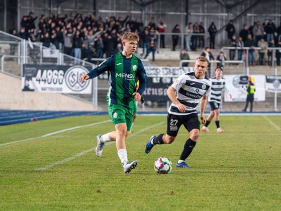 Erik Lanfer FC Guetersloh, 28 in duel against Finn Wortmann SG Wattenscheid 09, 27 SG Wattenscheid 09 vs FC Guetersloh, Football, Westphalia State Cup, quarter-finals, 2025 2026 season, 03 12 2025 SG Wattenscheid 09 vs FC Guetersloh, Football, Westphalia State Cup, quarter-finals, 2025 2026 season, 03 12 2025 Wattenscheid Copyright: xEibner-Pressefoto DamianxKruczynx EP_DKI