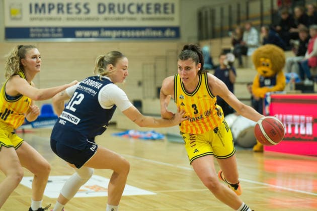 Tessa Stammberger Berlin, 6 , Anna Alborova Lions, 12 , Theresa Simon Berlin, 3 , Syntainics MBC vs Alba Berlin, Basketball, Women, DBBL Pokal Round of 16, Season 2025 26, 8 Matchday, 03 12 2025 Halle SWH Arena Sachsen Anhalt Germany