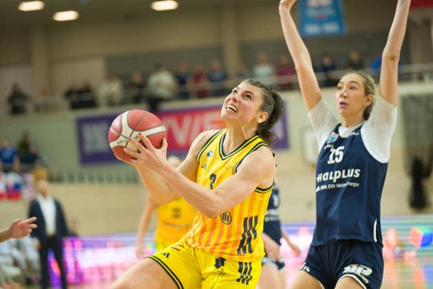 Theresa Simon Berlin, 3 , Sona Svetlikova Lions, 15 , Syntainics MBC vs Alba Berlin, Basketball, Women, DBBL Pokal Round of 16, Season 2025 26, 8 Matchday, 03 12 2025 Halle SWH Arena Sachsen Anhalt Germany
