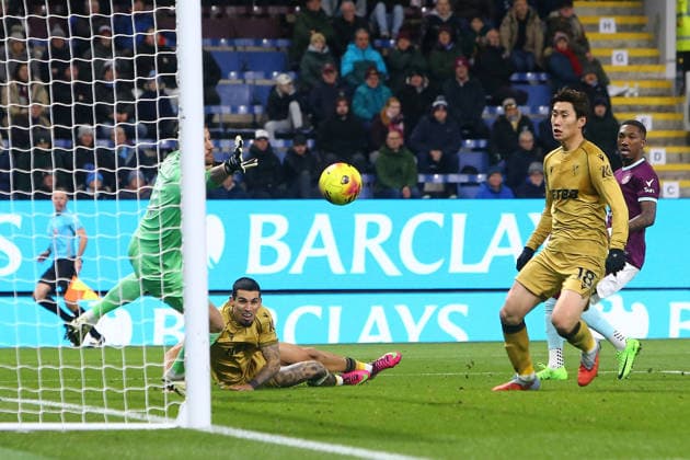 Daniel Munoz of Crystal Palace scores their sides first goal Burnley v Crystal Palace, Premier League, Football, Turf Moor, Burnley, UK - 03 Dec 2025Burnley Turf Moor United Kingdom EDITORIAL USE ONLY No use with unauthorised audio, video, data, fixture lists, club league logos or live services. Online in-match use limited to 120 images, no video emulation. No use in betting, games or single club league player publications. Copyright: xPhilxOldham Shutterstockx 16006094v