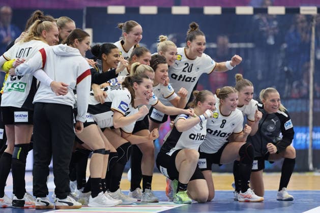 GER, Dortmund, 27th Wommens World Championship 2025, Main Round, Group II, 2 Round Round Montenegro MNE vs Germany GER 04 12 2025, Westfalenhalle, Dortmund, GER, Dortmund, 27th Wommens World Championship 2025, Main Round, Group II, 2 Round Round Montenegro MNE vs Germany GER , in the picture the German ladies are happy about the high victory and the entry into the quarterfinals and pose in front of the cameras, Nina Engel Ger 8 , Emily Vogel Ger 20 , Xenia Smits Ger 11 , Jenny Behrend Ger 30 , Aimà e von Pereira Ger 49 , Lisa Antl Ger 9 , Sarah Wachter Goalkeeper Ger 24 , Katharina Filter Goalkeeper Ger 42 , Mareike Thomaier Ger 10 , nordphotoxGmbHx xMeuter nph00351