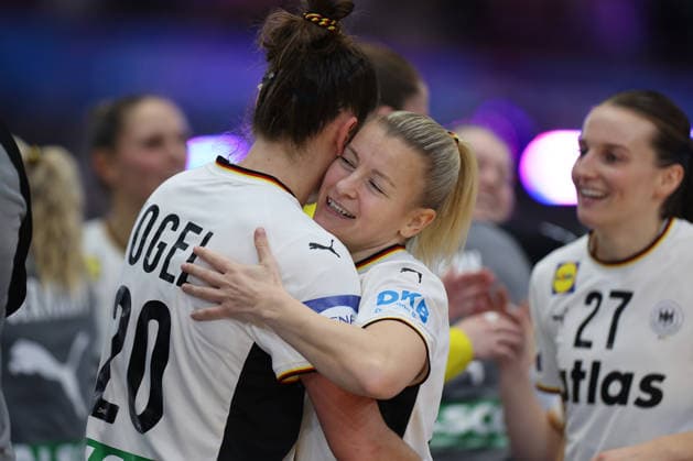 GER, Dortmund, 27th Wommen s World Championship 2025, Main Round, Group Group II, 2 Round Round Montenegro MNE vs Germany GER 04 12 2025, Westfalenhalle, Dortmund, GER, Dortmund, 27th Wommen s World Championship 2025, Main Round, Group Group II, 2 Round Round Montenegro MNE vs Germany GER , in the picture Antje Döll Ger 29 , Emily Vogel Ger 20 , are happy about the victory after the match, nordphotoxGmbHx xMeuter nph00351