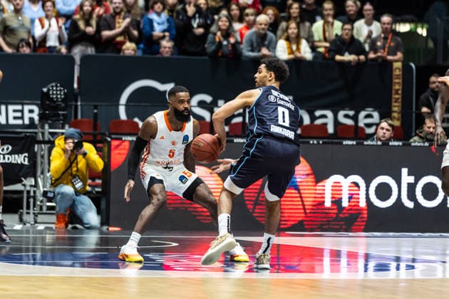 GER, BKT EuroCup, Season 2025 2026, Niners Chemnitz Turk Telekom Ankara 04 12 2025, Messe, Chemnitz, GER, BKT EuroCup, Season 2025 2026, Niners Chemnitz Turk Telekom Ankara Michael Jaden Devoe Turk Telekom Ankara 0 , Corey Davis Jr Niners Chemnitz, 5 Photo Alexander Trienitz Chemnitz Messe Sachsen Germany