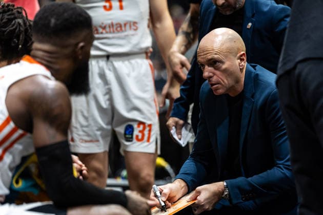 GER, BKT EuroCup, Season 2025 2026, Niners Chemnitz Turk Telekom Ankara 04 12 2025, Messe, Chemnitz, GER, BKT EuroCup, Season 2025 2026, Niners Chemnitz Turk Telekom Ankara Rodrigo Pastore Head Coach , Niners Chemnitz talks to his players Photo Alexander Trienitz Chemnitz Messe Sachsen Germany