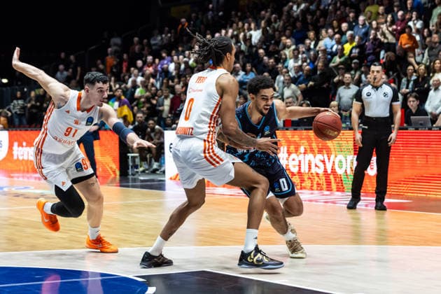 GER, BKT EuroCup, Season 2025 2026, Niners Chemnitz Turk Telekom Ankara 04 12 2025, Messe, Chemnitz, GER, BKT EuroCup, Season 2025 2026, Niners Chemnitz Turk Telekom Ankara Michael Jaden Devoe Turk Telekom Ankara 0 , Kevin Yebo Niners Chemnitz, 0 Photo Alexander Trienitz Chemnitz Messe Sachsen Germany