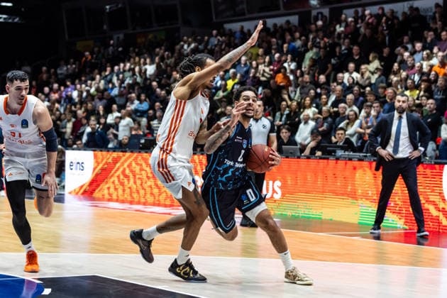 GER, BKT EuroCup, Season 2025 2026, Niners Chemnitz Turk Telekom Ankara 04 12 2025, Messe, Chemnitz, GER, BKT EuroCup, Season 2025 2026, Niners Chemnitz Turk Telekom Ankara Michael Jaden Devoe Turk Telekom Ankara 0 , Kevin Yebo Niners Chemnitz, 0 Photo Alexander Trienitz Chemnitz Messe Sachsen Germany