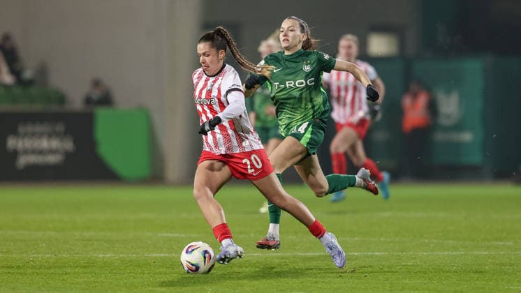 from left Leela Egli SC Freiburg, 20 and Joelle Wedemeyer VfL Wolfsburg, 24 in running duel, duel, dynamic, action, action, game scene, THE DFB REGULATIONS PROHIBIT ANY USE OF PHOTOGRAPHS AS IMAGE SEQUENCES AND OR QUASI VIDEO , 05 12 2025, Wolfsburg Germany , Football, Google Pixel Womens Bundesliga, VfL Wolfsburg SC Freiburg xobx