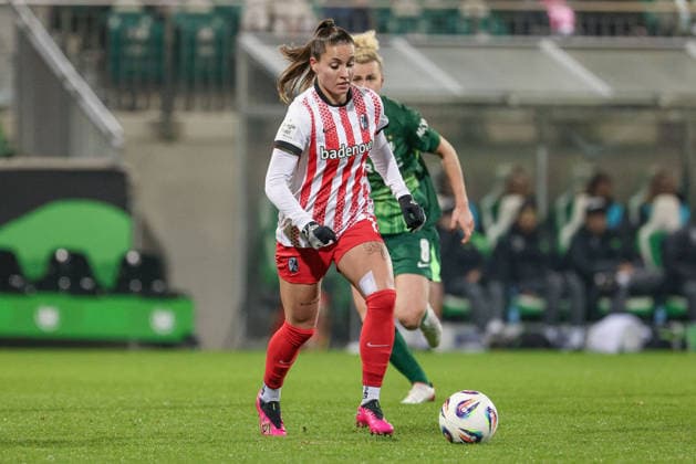 Selina Vobian SC Freiburg, 10 on the ball, single image, full body, action, action, match scene, THE DFB GUIDELINES PROHIBIT ANY USE OF PHOTOGRAPHS AS IMAGE SEQUENCES AND OR QUASI VIDEO DFB REGULATIONS PROHIBIT ANY USE OF PHOTOGRAPHS AS IMAGE SEQUENCES AND OR QUASI VIDEO , 05 12 2025, Wolfsburg Germany , Soccer, Google Pixel Womens Bundesliga, VfL Wolfsburg SC Freiburg xobx
