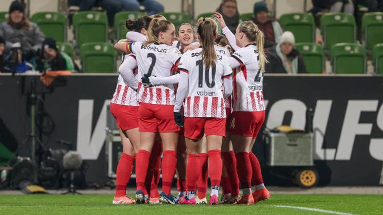 Players of SC Freiburg with goal celebration, cheering, jubilant, optimistic, game scene, highlight, joy about the goal to, THE DFB REGULATIONS PROHIBIT ANY USE OF PHOTOGRAPHS AS IMAGE SEQUENCES AND OR QUASI VIDEO , 05 12 2025, Wolfsburg Germany , Football, Google Pixel Womens Bundesliga, VfL Wolfsburg SC Freiburg xobx